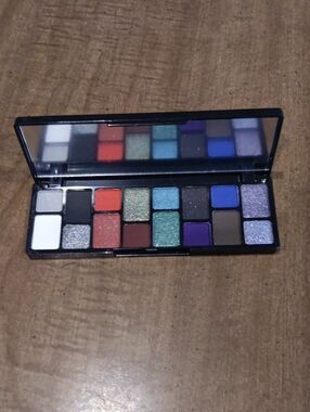 Vibrant Multi-Finish Eyeshadow Palette - Bold Blues, Greens & Purples